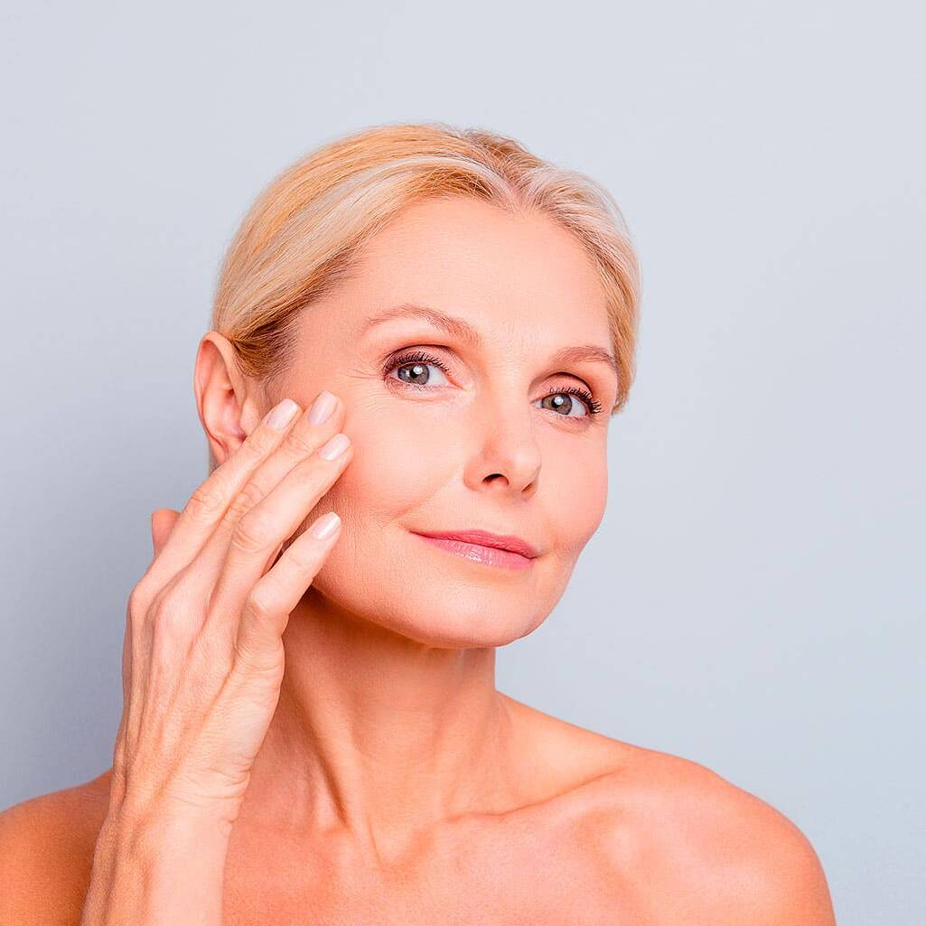 Rugas e sulcos faciais podem envelhecer o rosto e aparentar cansaço e tristeza. Para amenizar essas linhas e rejuvenescer a aparência, a naturalização facial pode ser utilizada. As substâncias usadas preenchem gradualmente, combinadas com outras técnicas que aumentam a produção de colágeno e melhoram a elasticidade da pele.