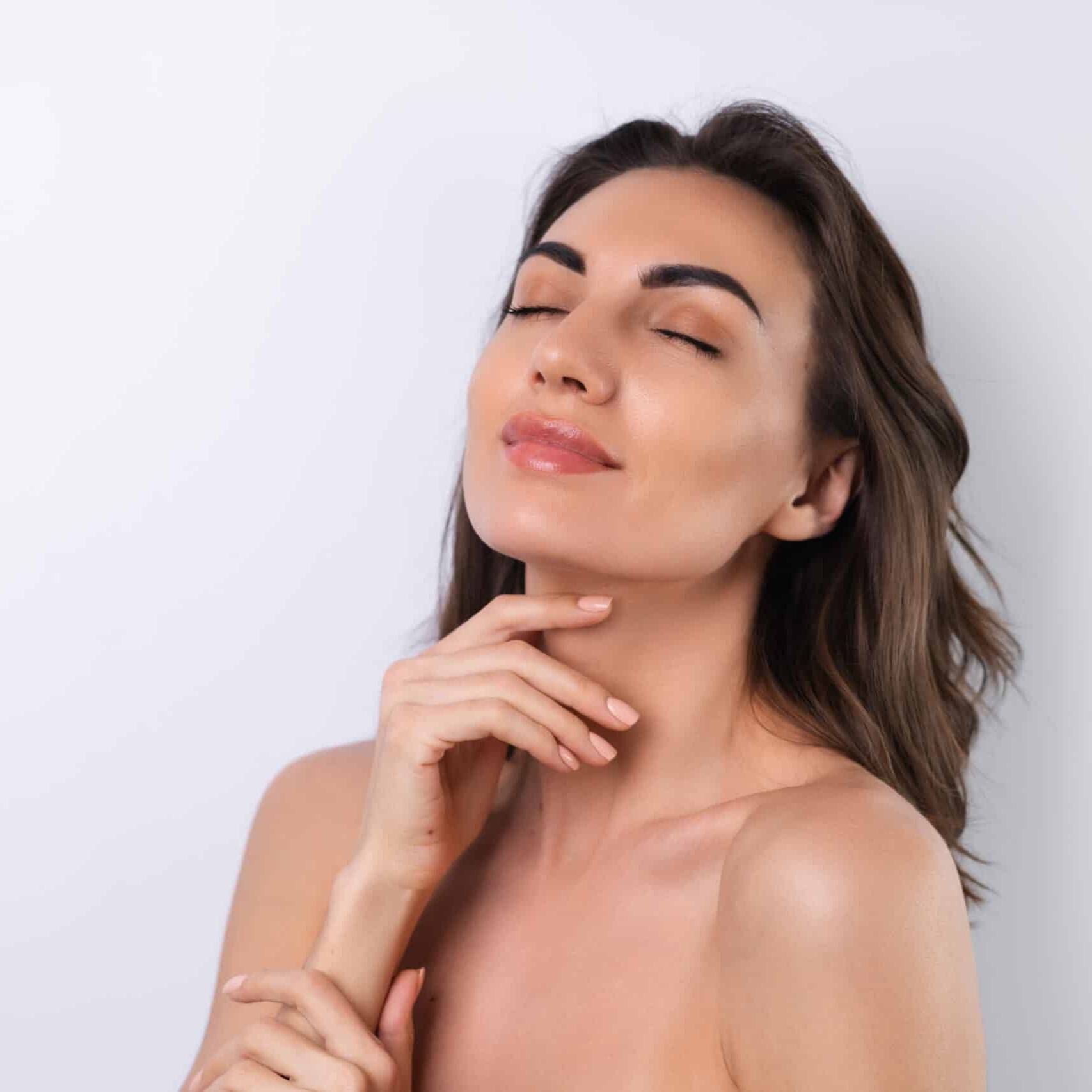 A Naturalização do Contorno melhora a simetria e contorno facial, criando uma aparência marcante. Com o envelhecimento, a pele perde elasticidade e tônus muscular, resultando em contornos menos definidos e bochechas caídas. A harmonização facial reconstrói a estrutura facial, proporcionando sustentação em áreas como bochechas e linha da mandíbula, resultando em um contorno harmonioso e rejuvenescido.