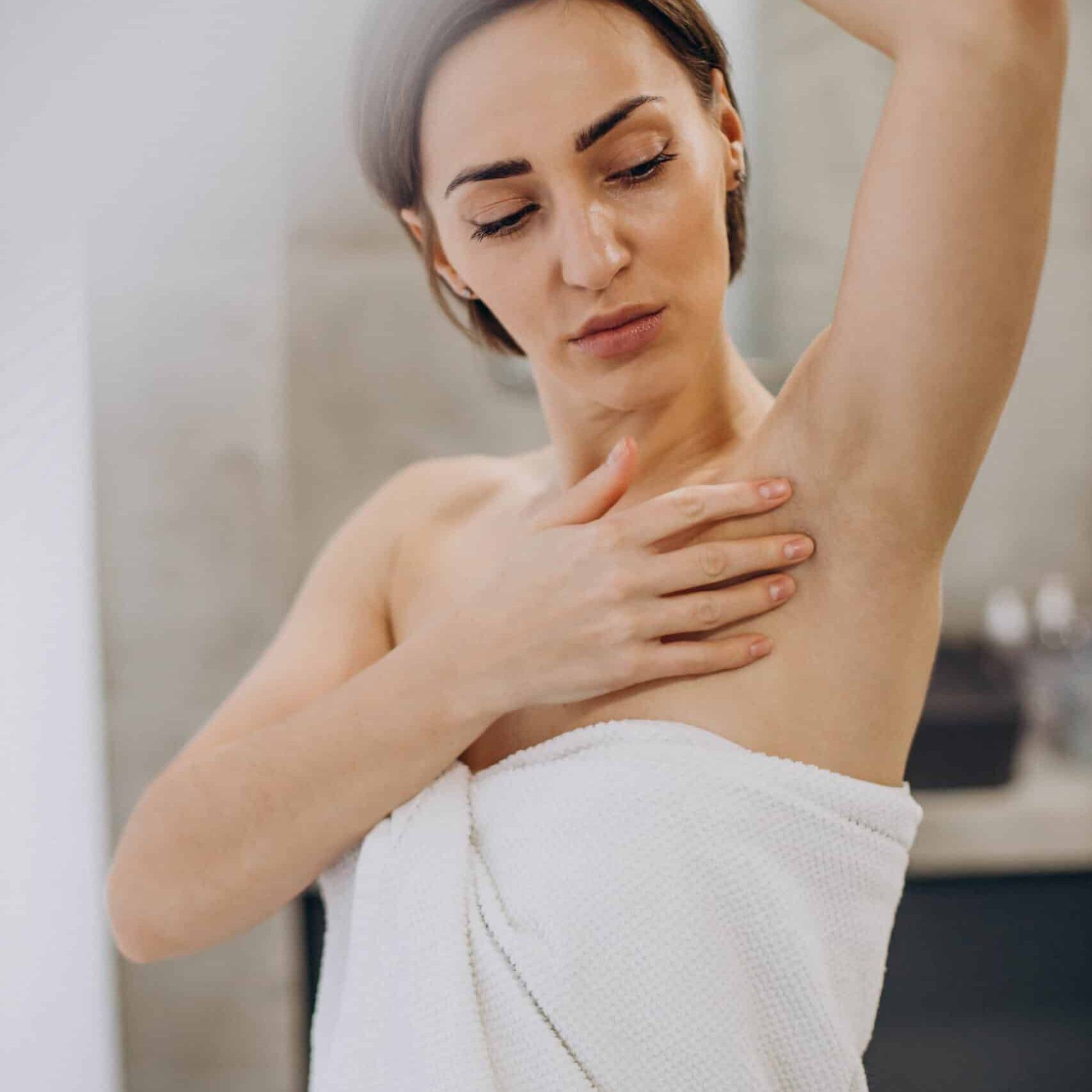 A toxina também pode ser uma grande aliada no tratamento do suor excessivo, uma condição que afeta muitas pessoas e pode causar constrangimento em situações sociais e profissionais. Ao bloquear as glândulas sudoríparas, a substância ajuda a controlar a produção de suor e acabar com os incômodos das axilas molhadas e manchas indesejáveis nas roupas.