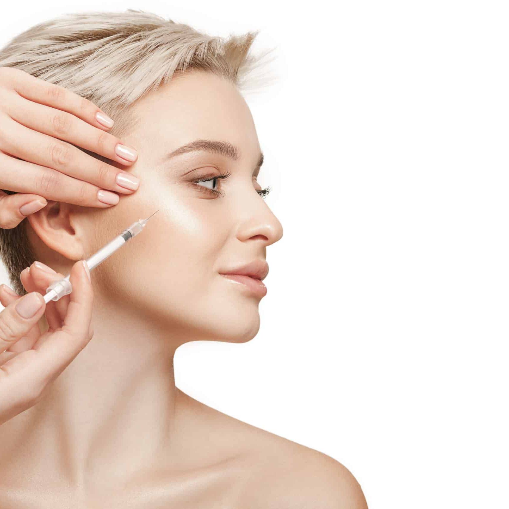 A perda de volume na área das maçãs do rosto pode resultar em uma aparência cansada e envelhecida. A naturalização facial oferece técnicas que visam melhorar essa região, restaurando o volume perdido. Ao realizar procedimentos como preenchimento facial, é possível obter um efeito de contorno e tonificação, melhorando a aparência das maçãs do rosto de forma natural e harmoniosa.