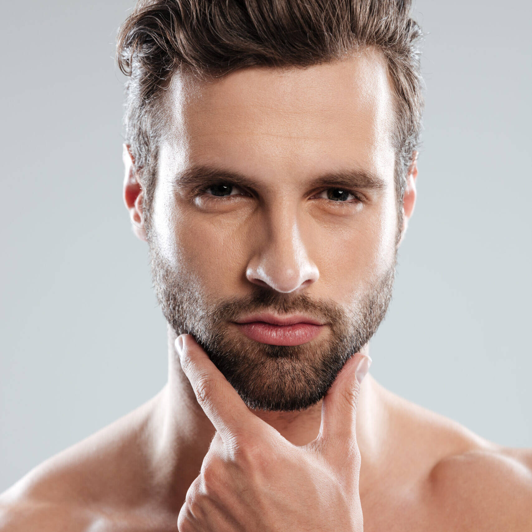 A mandíbula bem definida é associada a uma aparência poderosa e atraente, principalmente em homens. A naturalização facial consiste em aplicar preenchedores para trazer mais volume e definição à linha mandibular. Esse procedimento pode ajudar a corrigir deformidades em decorrência de traumas, problemas ósseos ou assimetrias.