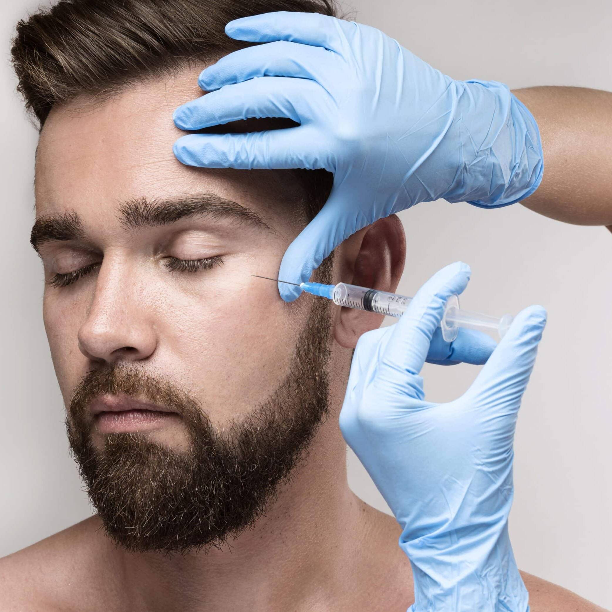As olheiras são um problema comum para muitas pessoas e podem afetar a aparência geral em qualquer idade. Com a naturalização facial, é possível usar preenchimentos dérmicos para ajudar a hidratar a pele, suavizar as linhas de expressão e escurecimento da região, melhorando significativamente as olheiras.